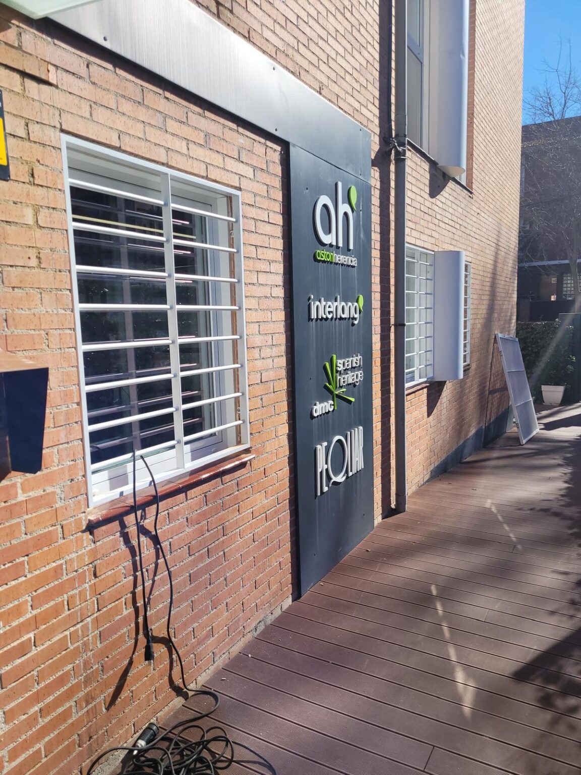 Fabricación de puertas peatonales de hierro con diseño moderno en Alcobendas
