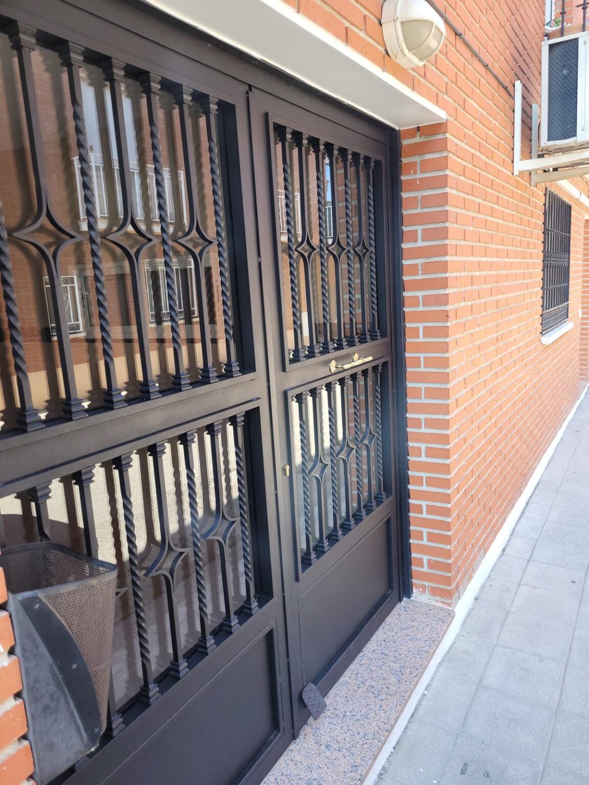 Instalación de barandillas de acero y hierro con cristal en Alcobendas