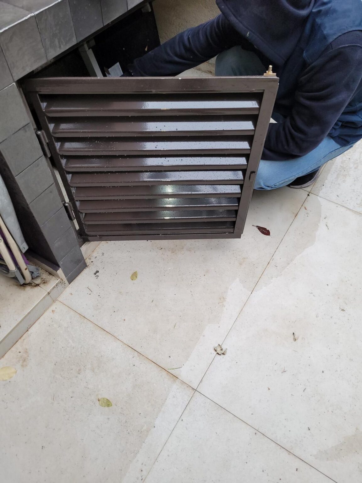 Montaje de marquesinas de hierro para entradas y parkings en Alcobendas
